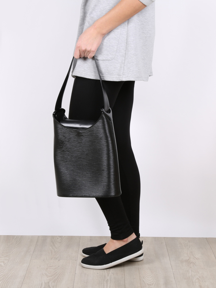Verseau leather handbag Louis Vuitton Black in Leather - 29778370