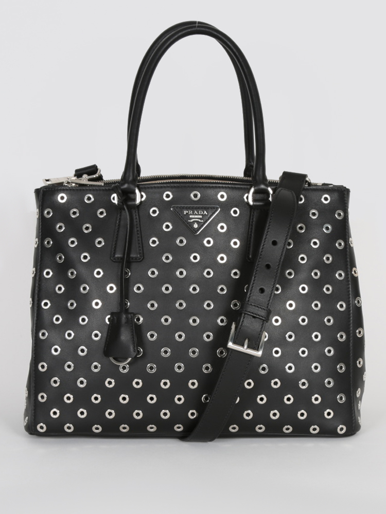 Prada grommet clearance bag