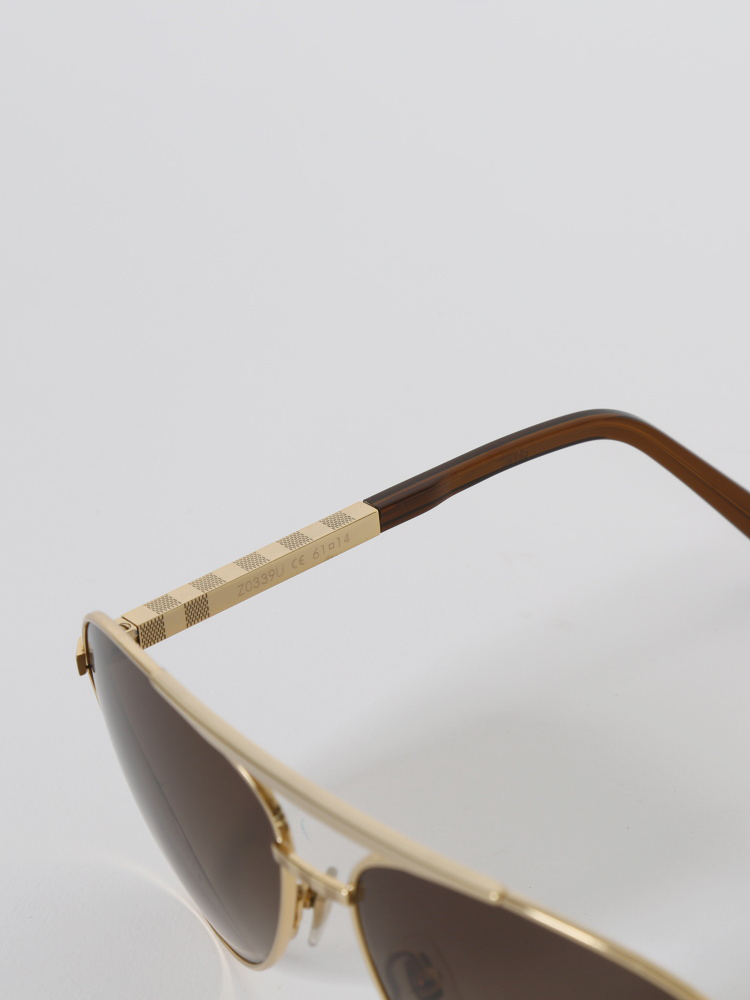 Louis Vuitton Attitude Sunglasses (Gold) : : कपड़े और एक्सेसरीज़