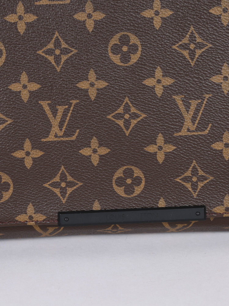 Louis Vuitton District Messenger Bag Macassar Monogram Canvas MM at 1stDibs