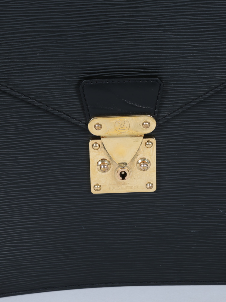 Lot - LOUIS VUITTON SERVIETTE Ambassadeur en cuir épi noir, garnitures en  laiton doré, clés 41 x 30 x 15 cm Ambassadeur BR - Catalog# 718357  Luxury Accessories Online
