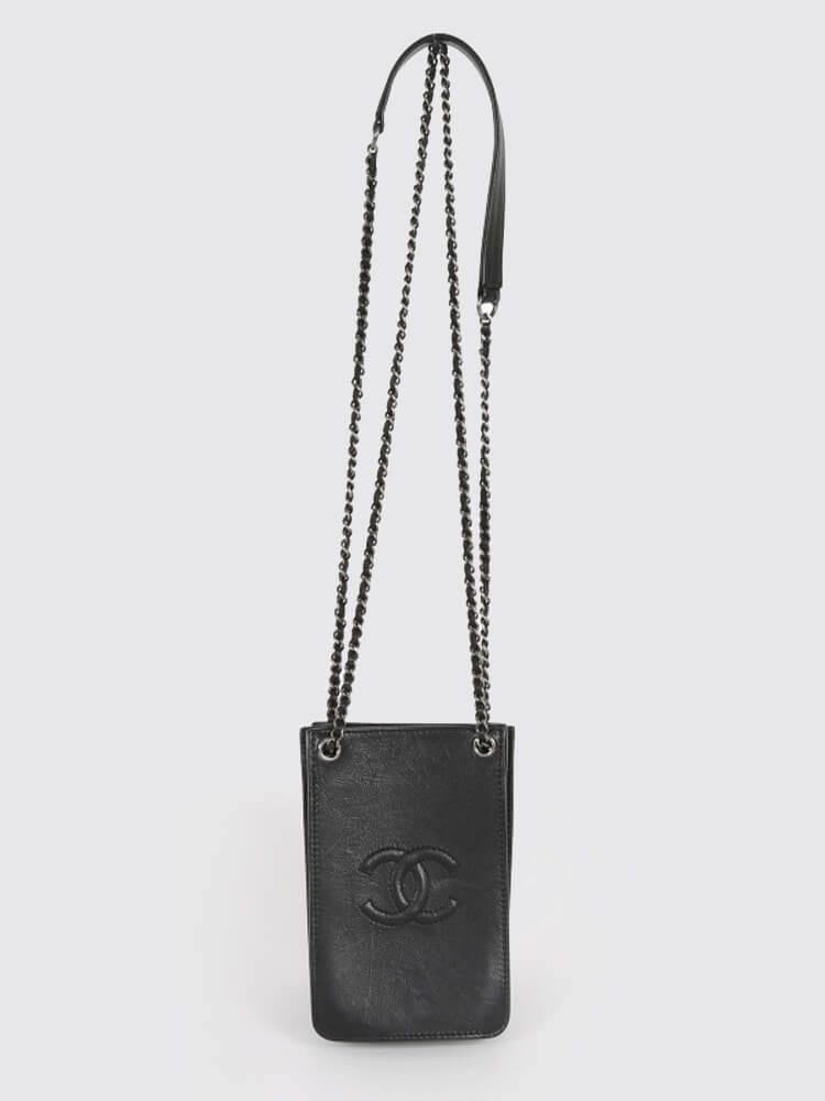 Chanel iPhone Crossbody Chain Bag www.luxurybags.eu