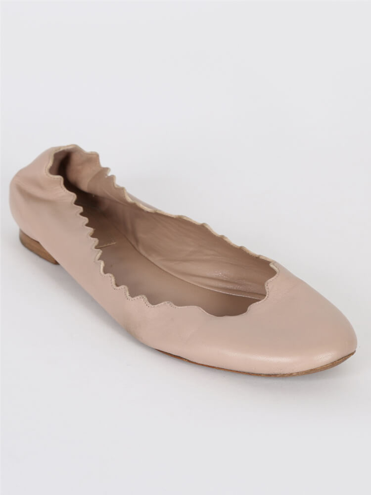 Nude on sale scalloped flats