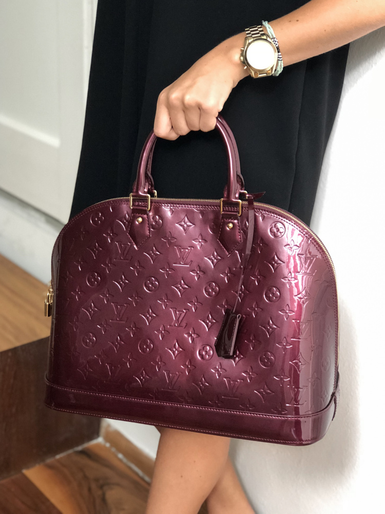LV Louis Vuitton Alma GM Vernis Leather Review & Outfit Styling, How to  wear Video, Handbagholic [Video]