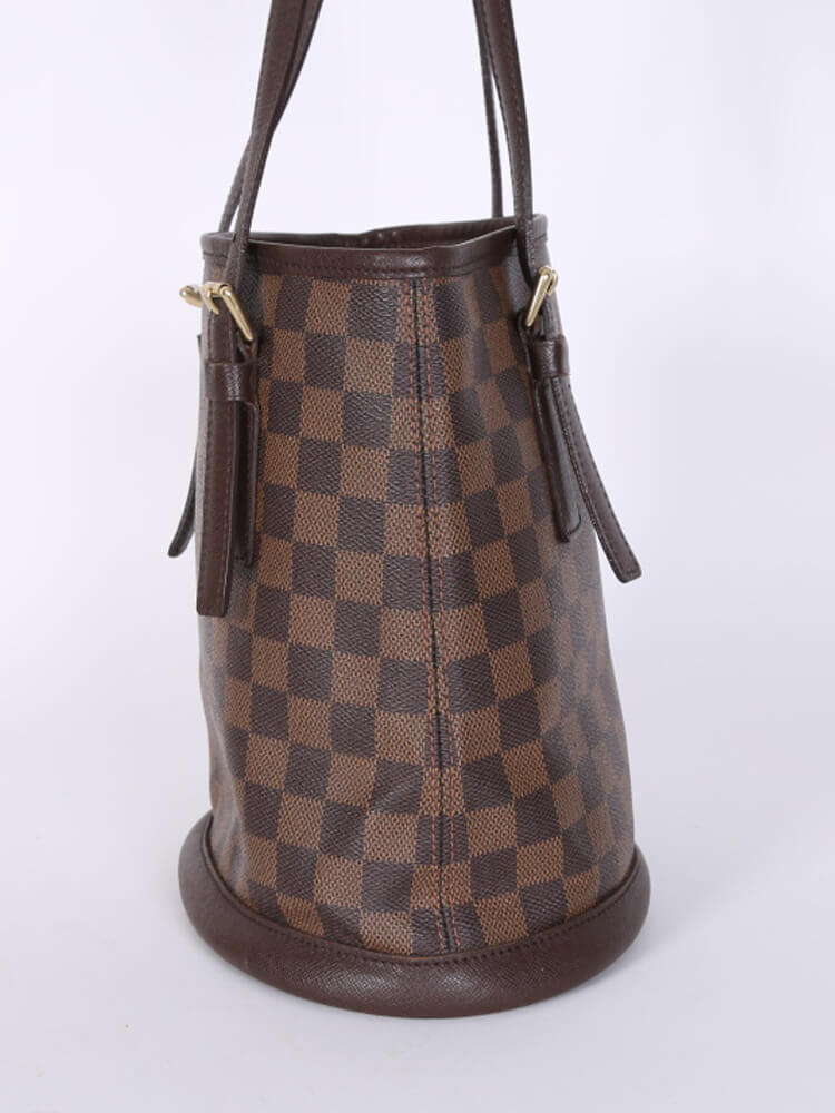 This Louis Vuitton bucket bag in damier ebene print on @miloutjioe