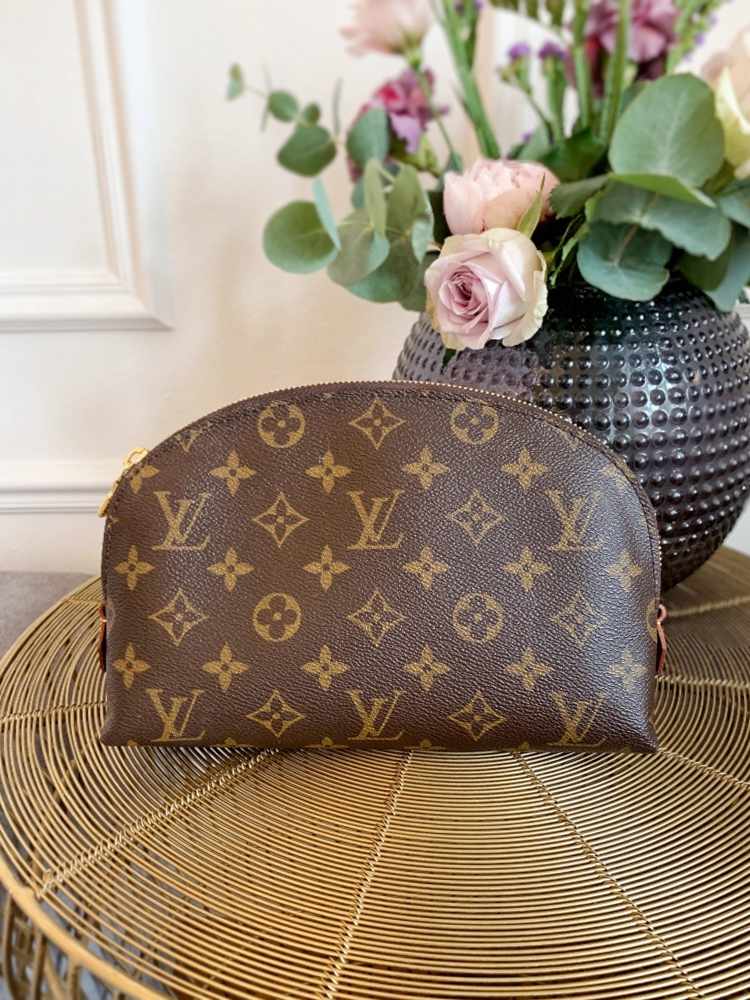 Louis Vuitton Cosmetic Pouch GM Monogram Canvas www.luxurybags.eu