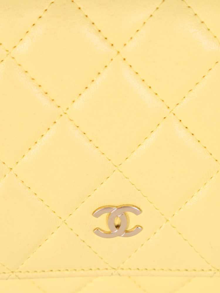 CHANEL Classic pouch matrasse lambskin / sheep leather / yellow / clutch bag  ref.489807 - Joli Closet