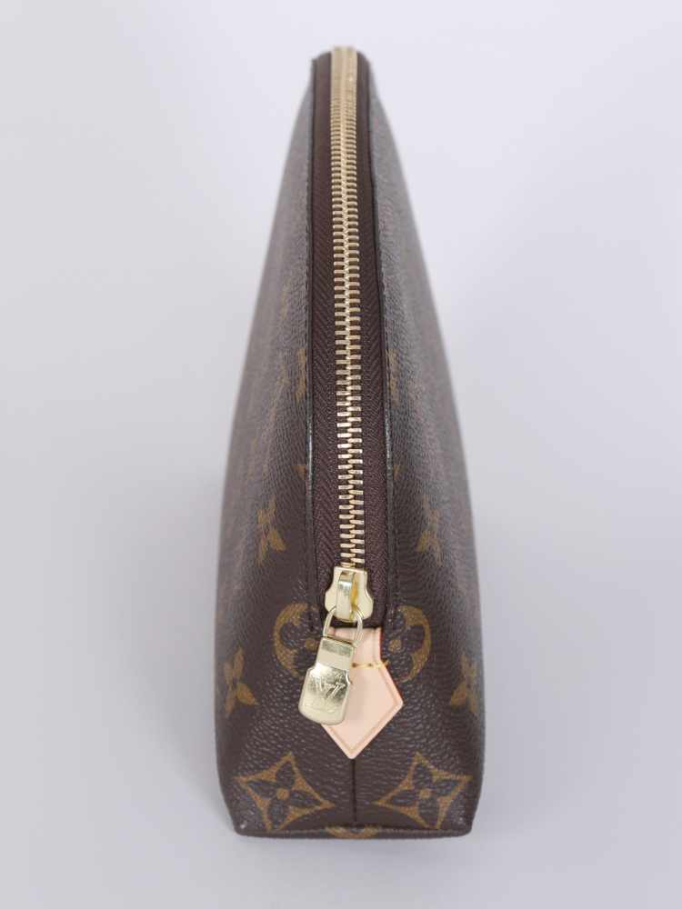 Shop Louis Vuitton Pouches & Cosmetic Bags (M46458) by LESSISMORE☆
