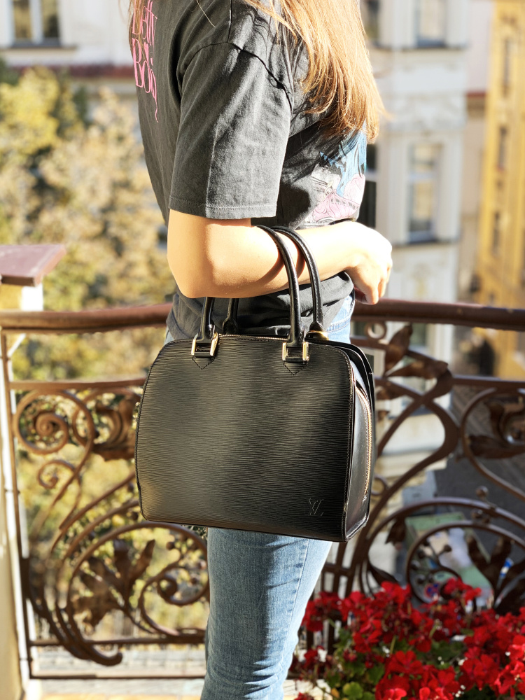 Louis Vuitton Pont Neuf Epi Leather Noir www.luxurybags.eu