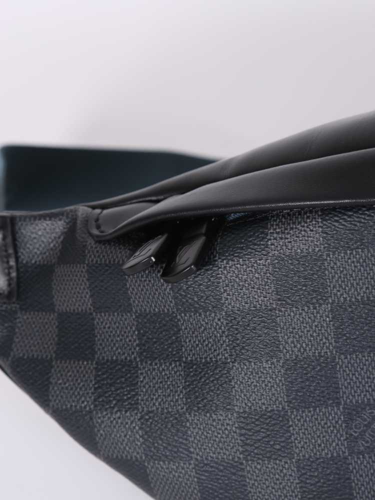 Louis Vuitton DISCOVERY BUMBAG Damier Graphite - OneLuxury