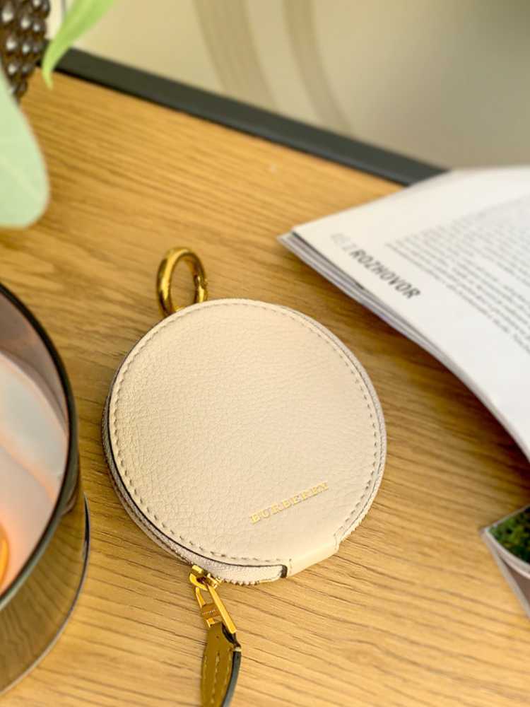 Burberry round discount coin purse