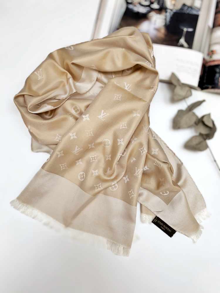 Louis Vuitton Silk scarves Beige Silver ref.537206 - Joli Closet
