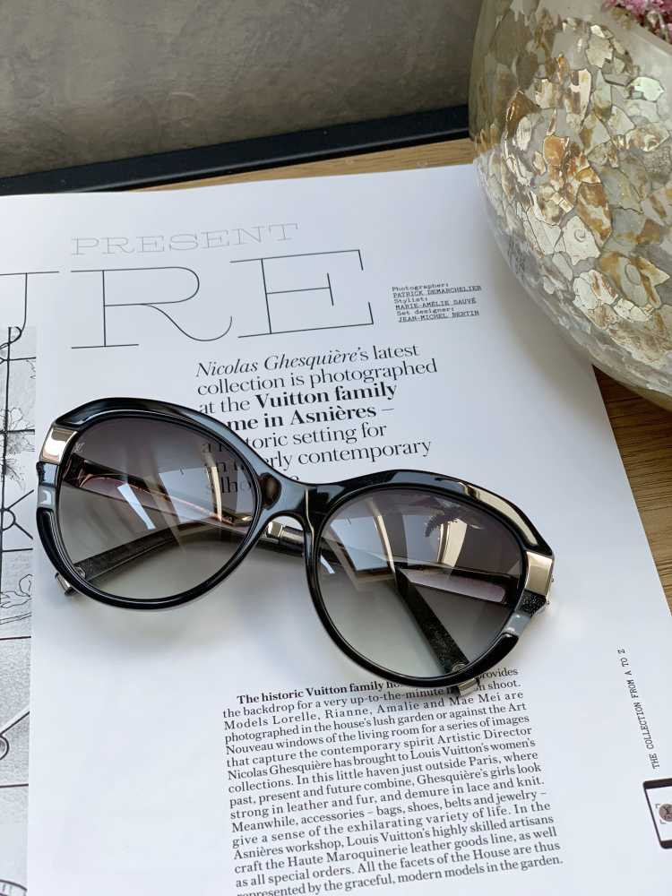Iconic Louis Vuitton Petit Soupçon Cat Eye Sunglasses Black + Case