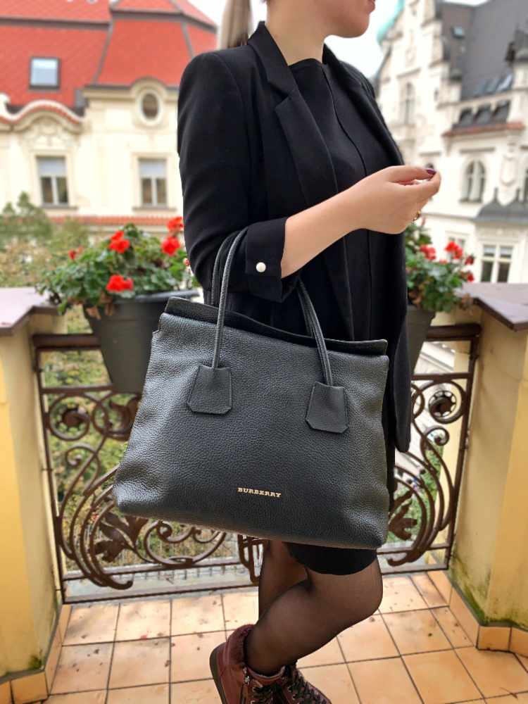 Burberry - Medium Leather Tote Bag Black | www.luxurybags.eu