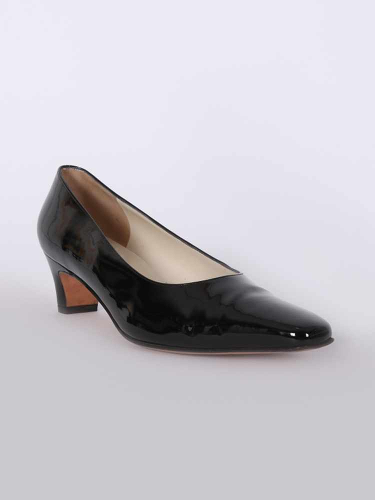 salvatore ferragamo black patent heels