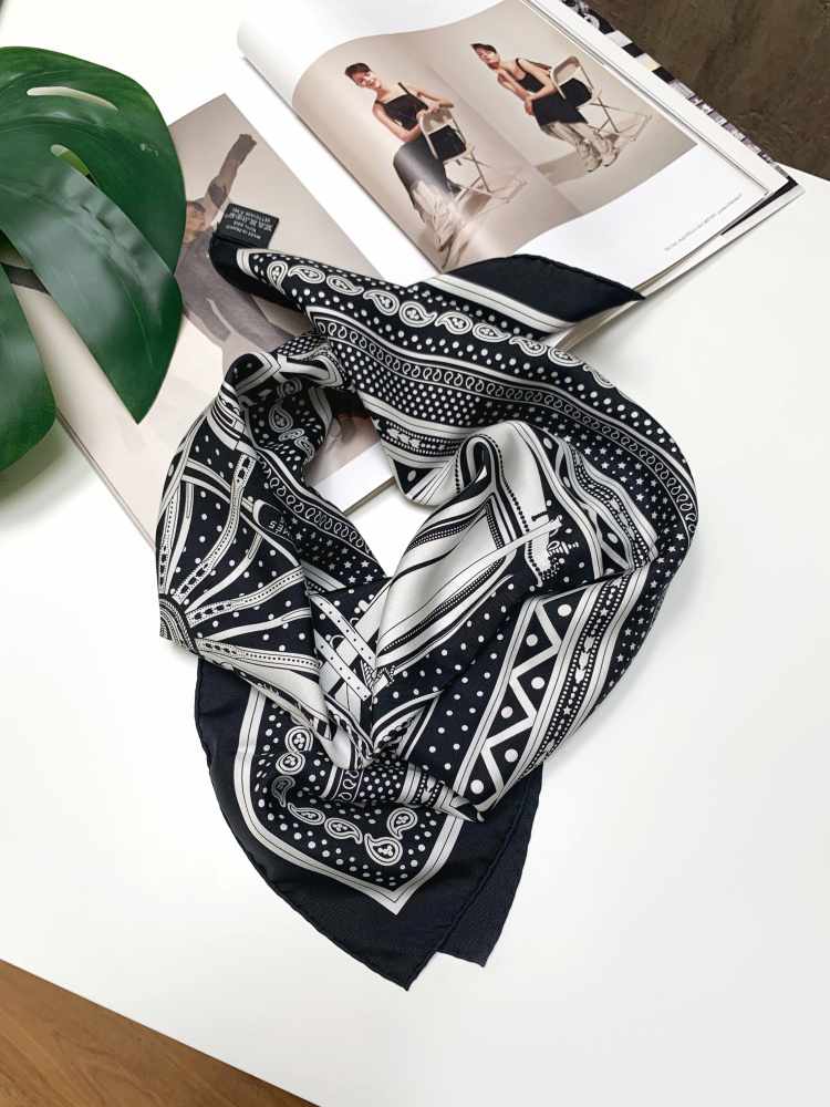 Hermés - Balade En Berline Silk Scarf Noir/Blanc | www.luxurybags.eu