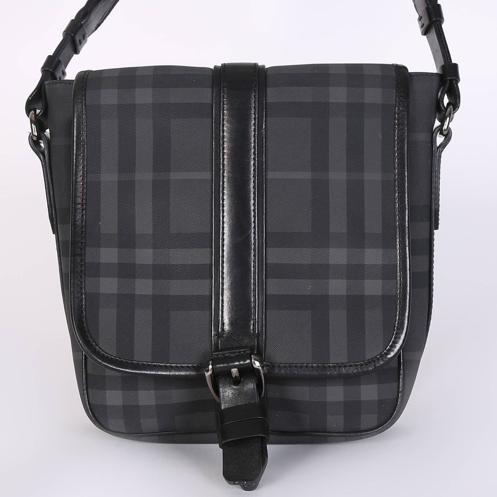 Burberry Vaughan Smoked Check Buckle Messenger www.luxurybags.eu